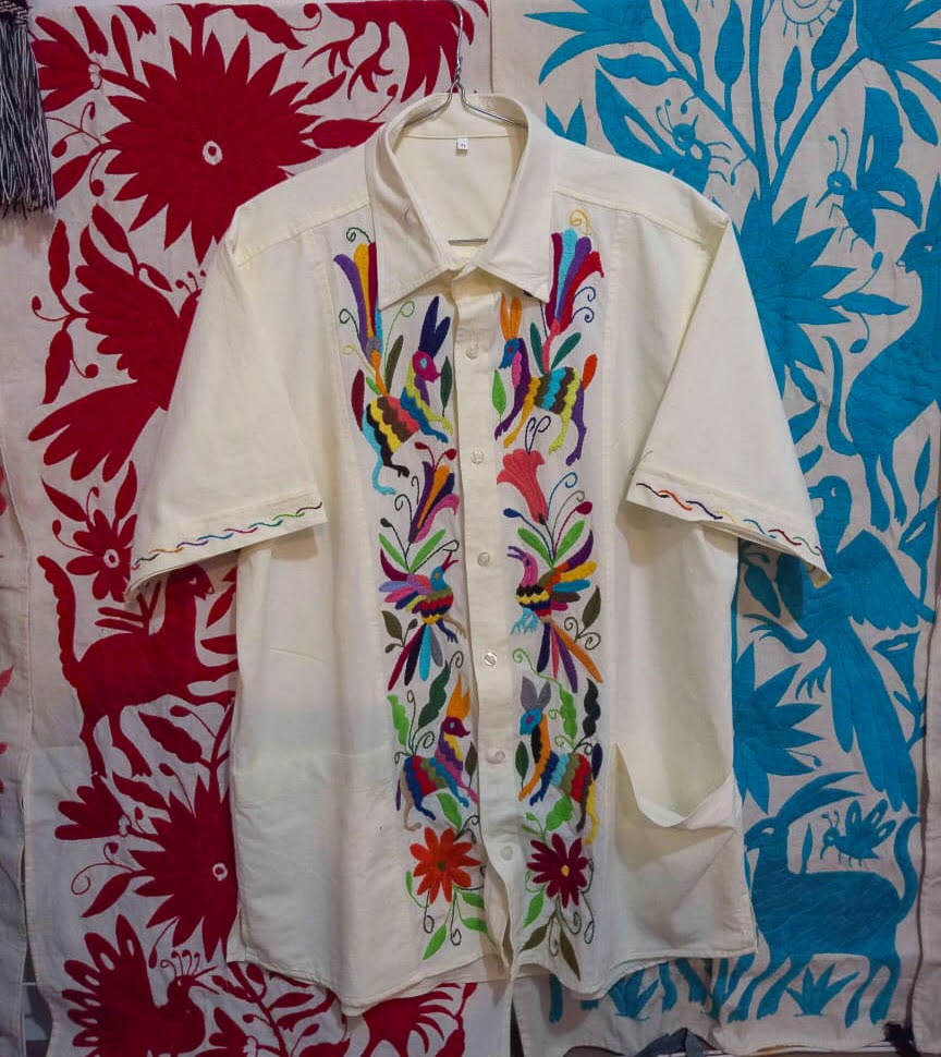 Blusa con colibríes de Adelina
