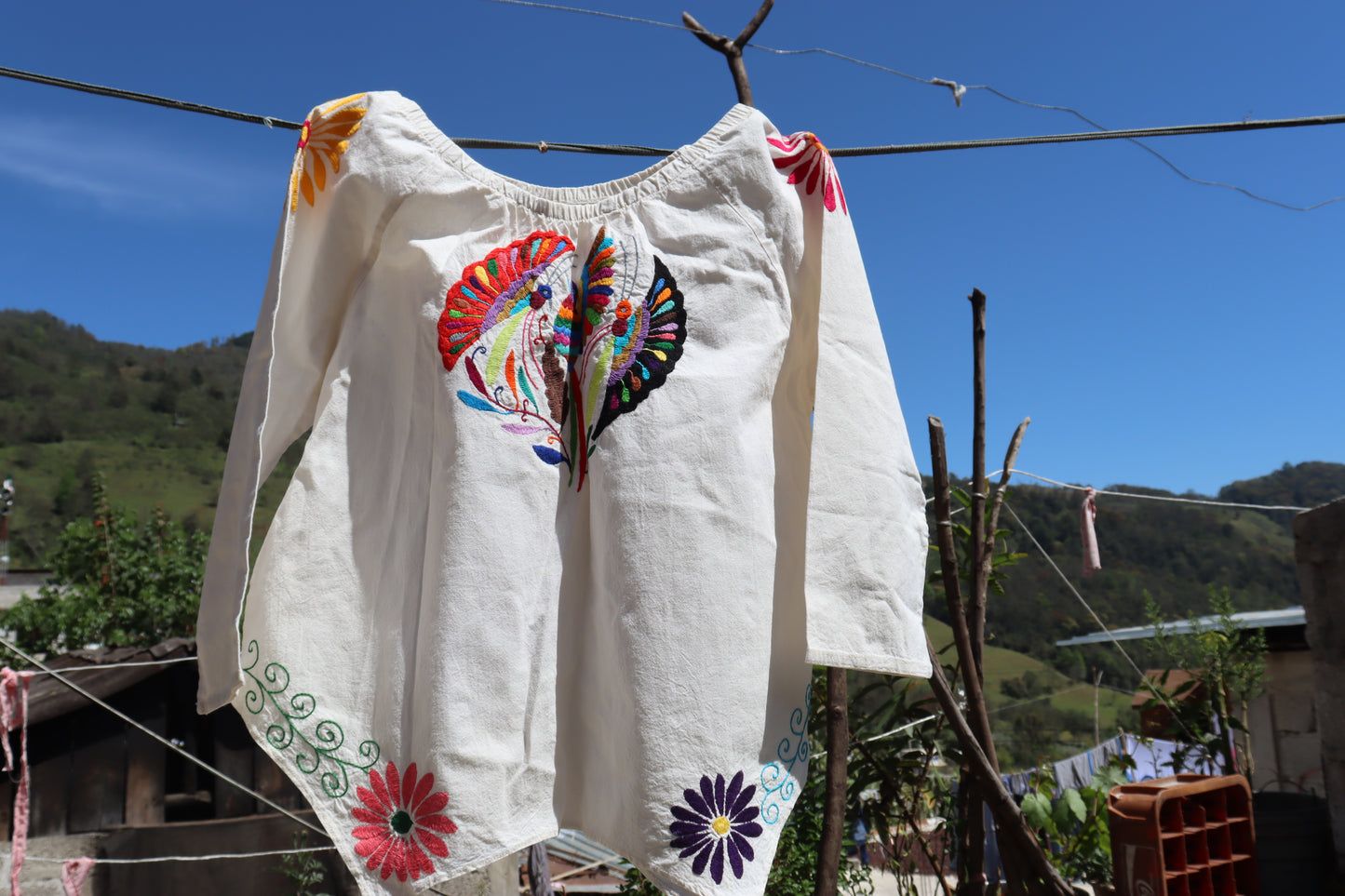 Blusa con mariposas de Adelina