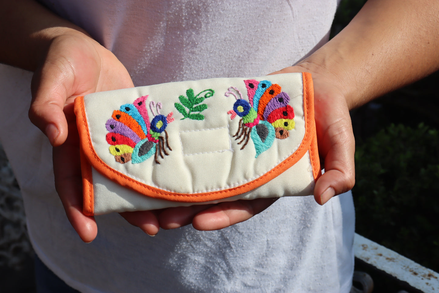 Cartera con ribete naranja de Elizabeth