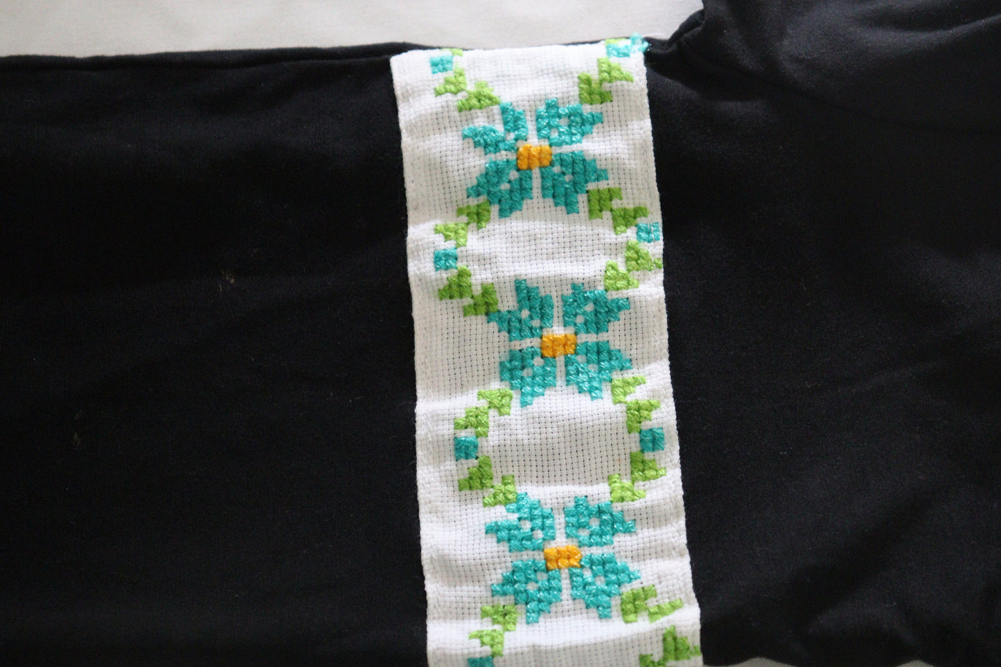 Playera con flores azules de Salma