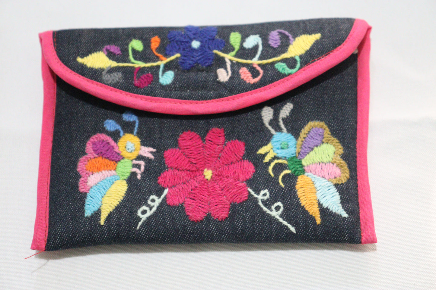 Cartera en color negro con ribete rojo de Maria