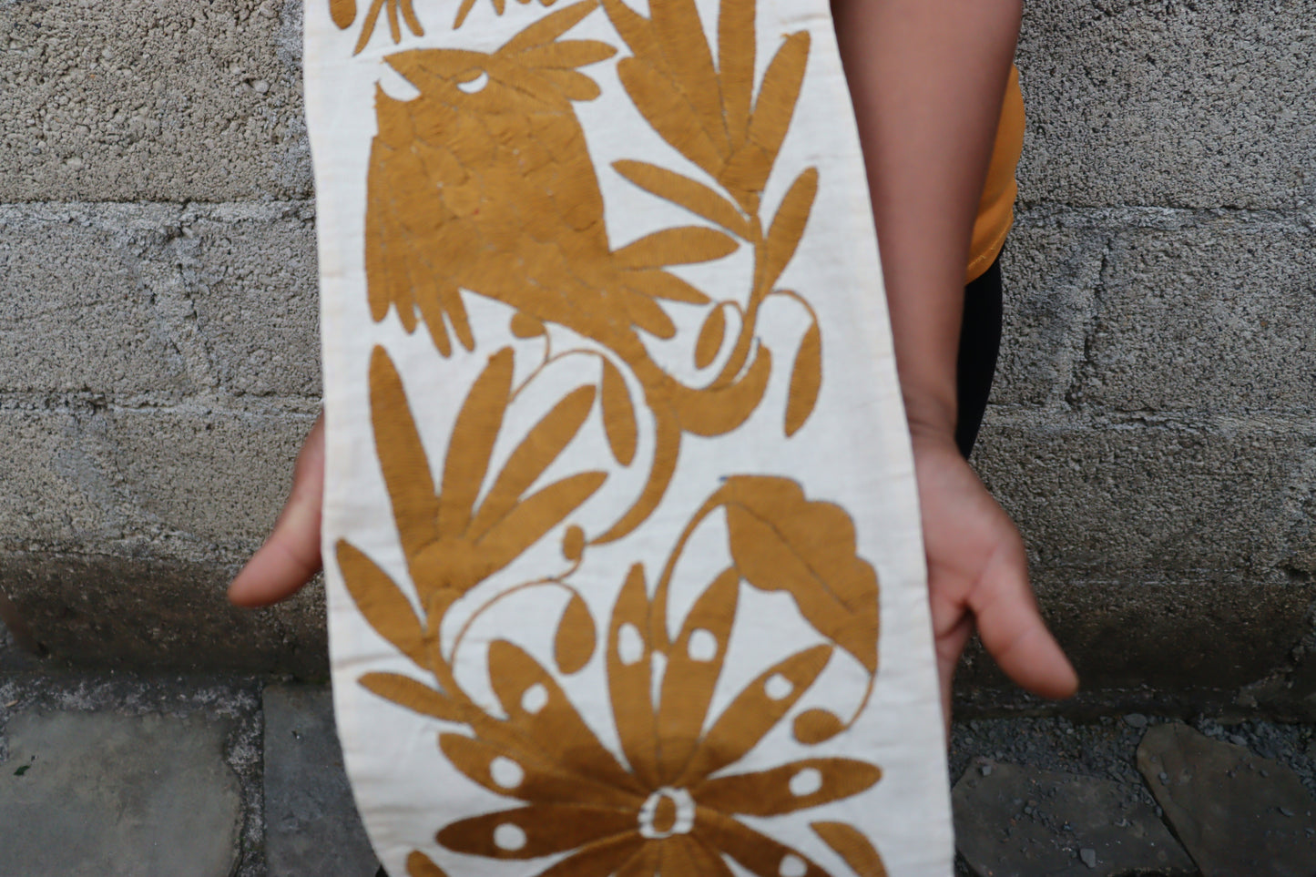 Slim runner in gold by Veronica