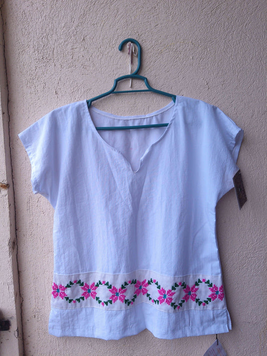 Playera con flores rosas de Carmela