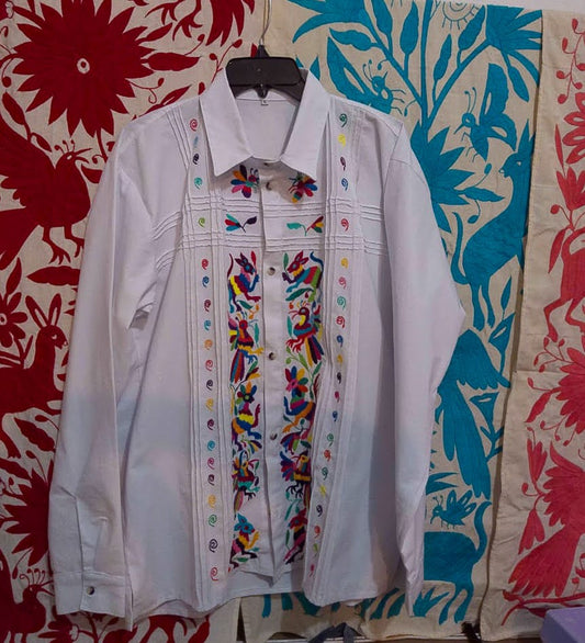 Blusa con colibríes de Adelina 