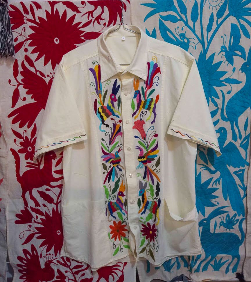 Blusa con colibríes de Adelina 