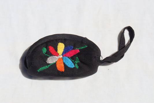 Coin purse with flower by Reina