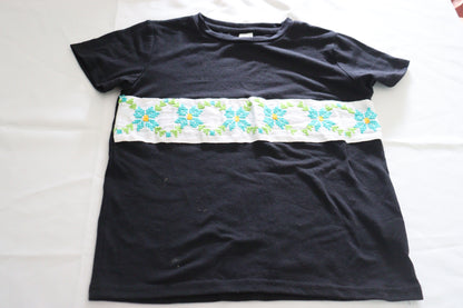 Playera con flores azules de Salma 