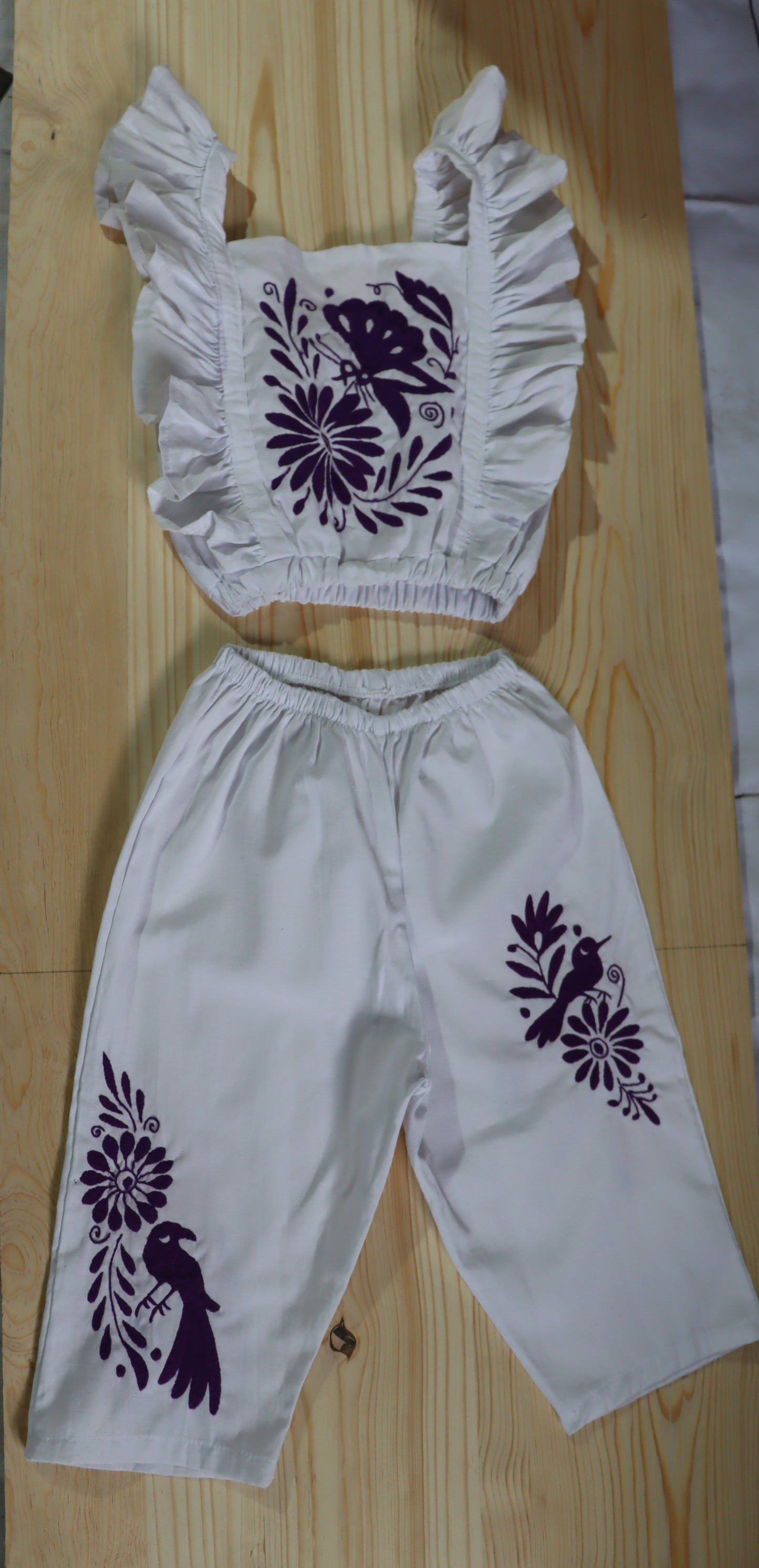 Ropa de niña en color morado de Cecilia 